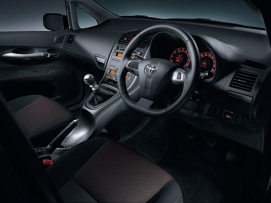  Toyota Auris 2009 года  (JP) (фото 4 из 10)